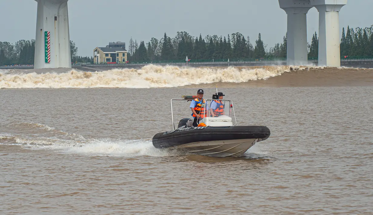 Polisi patroli di Sungai Qiantang menjelang terjadinya gelombang pasang di Hangzhou, Zhejiang, China, 4 Oktober 2020. Gelombang pasang Sungai Qiantang yang terkenal dengan tinggi dan kecepatannya, terjadi bertepatan dengan libur Hari Nasional dan Festival Pertengahan Musim Gugur. (Xinhua/Jiang Han)