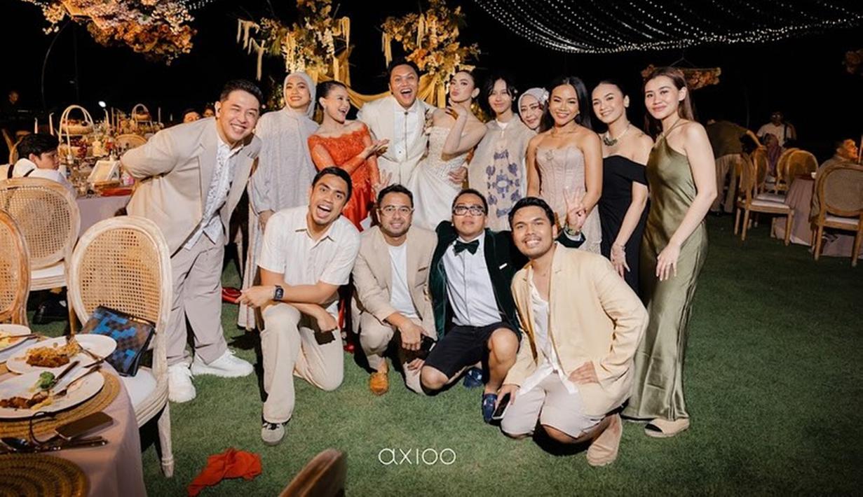 Ini adalah foto bersama Ayudia Bing Salmet dan Ditto Percussion bareng kedua mempelai dan rekan selebriti. Meski kini memutuskan untuk tinggal di Bali, hubungan Ayudia dan Ditto dengan sederet sahabat artis tetap baik. Momen pernikahan Mahalini dan Rizky Febian tentunya jadi momen reuni bintang sinetron Melati untuk Marvel ini dengan beberapa rekan selebriti. (Liputan6.com/IG/@rizkyfbian)