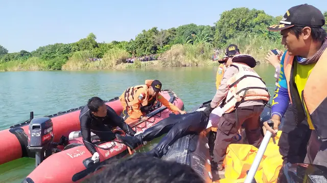 Tim SAR gabungan menemukan jenazah korban jatuhnya pesawat cessna di Indramayu.