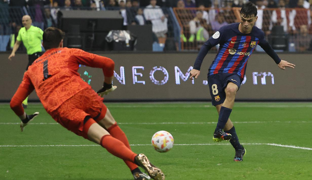 Pedri (kanan) berhasil mencetak gol ketiga bagi Barcelona pada menit ke-69 dalam pertandingan Supercopa de Espana melawan Real Madrid di King Fahd Stadium, Arab Saudi, Senin (16/1/2023) WIB. (AFP/Guiseppe Cacace)