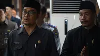 Bonie Nugraha Permana (47) mengucapkan sumpah jabatan sebagai Pegawai Negeri Sipil (PNS) di lingkungan Pemerintahan Kota Bandung. Bonie turut didampingi Nanadang Sutardi, saksi pembacaan sumpah sekaligus pemuka penghayat kepercayaan. (Liputan6.com/Huyogo Simbolon)