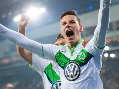 Julian Draxler, gelandang 23 tahun incaran Arsenal dan Liverpool ini akhirnya memilih bergabung dengan PSG. Klub Prancis itu dikabarkan mendatangkan pemain Wolfsburg ini dengan biaya transfer sebesar 34 juta poundsterling. (EPA/Marius Becker)