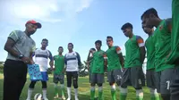 Pelatih Laga FC, Uston Nawawi saat memberikan instruksi kepada anak asuhnya saat berlangsungnya sesi latihan tim menghadapi Indonesia Soccer Championship (ISC) B. (Bola.com/Fahrizal Arnas) 