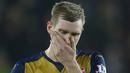 Bek Arsenal, Per Mertesacker, tampak kecewa usai takluk 0-4 dari Southampton. Klub asal London itu ternyata gagal menunjukan performa yang stabil. (Reuters/Eddie Keogh)