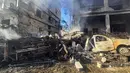 Kendaraan-kendaraan yang hancur terlihat di lokasi serangan Israel di Tyre, Lebanon Selatan, pada Kamis 28 Mei 2026. (KAWANT HAJU/AFP)