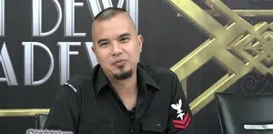 Awalnya masyarakat digegerkan dengan curahan hati Mulan Jameela kepada Deddy Corbuzier. Ahmad Dhani pun tak mau kalah. Ia ikut mencurahkan isi hatinya kepada Deddy. Seperti apa hubungan Dhani dan Mulan di dalam rumah?