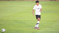 Pemain Timnas Indonesia U-17, Arkhan Kaka, saat mengikuti sesi latihan di Lapangan ABC, Senayan, Jakarta, Sabtu (15/7/2023). Latihan tersebut digelar guna persiapan menghadapi Piala Dunia U-17 yang akan digelar 10 November hingga 2 Desember 2023 di Indonesia. (Bola.com/Ikhwan Yanuar)