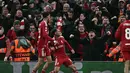 Gelandang Liverpool asal Argentina, Alexis Mac Allister (tengah) merayakan golnya dalam pertandingan pekan keempat Liga Champions 2025-2026 melawan Real Madrid di Stadion Anfield, Inggris, pada Selasa 4 November 2025 waktu setempat atau Rabu (5/11/2025) dini hari WIB. Liverpool sukses meraih kemenangan penting atas Real Madrid dengan skor tipis 1-0. (Paul ELLIS/AFP)