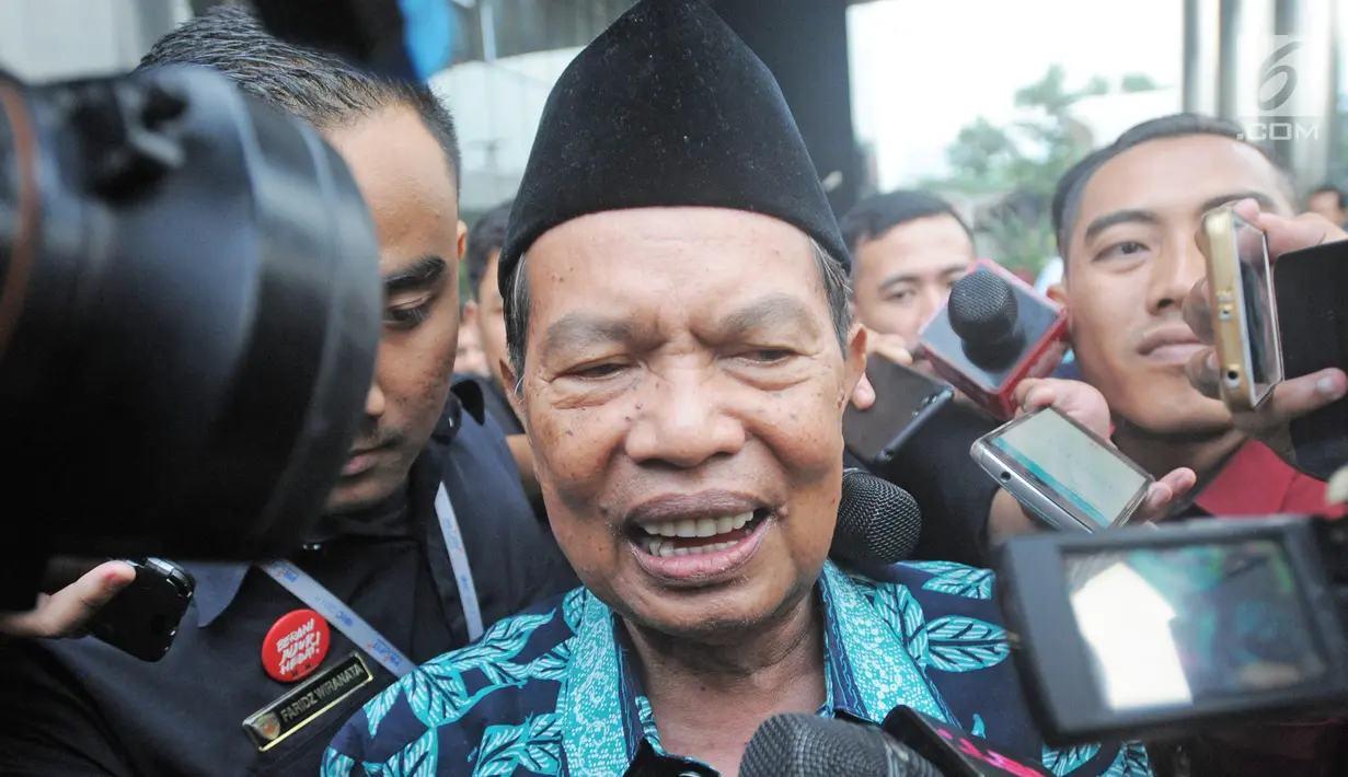 Tersangka Wali Kota Mojokerto Masud Yunus saat menghadapi awak media usai menjalani pemeriksaan di Gedung KPK, Jakarta, Rabu (7/2). (Liputan6.com/Herman Zakharia)
