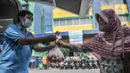 Warga saat membeli telur saat Gelar Pangan Murah di Pasar Tebet Barat, Jakarta, Rabu (23/12/2020). Pemprov DKI Jakarta bersama Badan Ketahanan Pangan Kementerian Pertanian menggelar Pangan Murah di 15 pasar tradisional mulai 23-30 Desember 2020. (merdeka.com/Iqbal S. Nugroho)