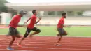 Para atlet atletik berlari saat latihan perdana di Stadion Madya Senayan, Jakarta, Selasa (13/3/2018). Pelatnas Asian Games 2018 PB PASI kembali dipusatkan di Stadion Madya Senayan. (Bola.com/Asprilla Dwi Adha)