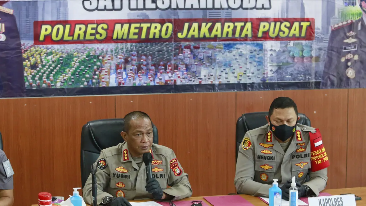 Penjelasan Kabid Humas Polda Metro Jaya Kombes  Yusri Yunus saat konferensi pers mengenai Nia Ramadhani dan Ardi Bakrie di Polres Jakarta Pusat.