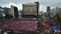 Konfederasi Serikat Pekerja Korea (KCTU), payung serikat pekerja terbesar di Korsel, mengatakan pihaknya mengadakan demonstrasi untuk menentang kebijakan pemerintah terkait pendidikan dan tenaga kerja, Sabtu (14/11/2015). (AFP Photo/Jung Yeon)