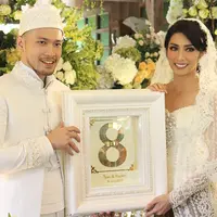 Air mata Tyas Mirasih tak lagi bisa dibendung ketika meminta maaf pada orang tua sebelum menjalani ijab kabul. Dengan suara terbata-bata, pemeran berusia 31 tahun itu meminta maaf pada ibundanya. (Bambang E. Ros/Bintang.com)