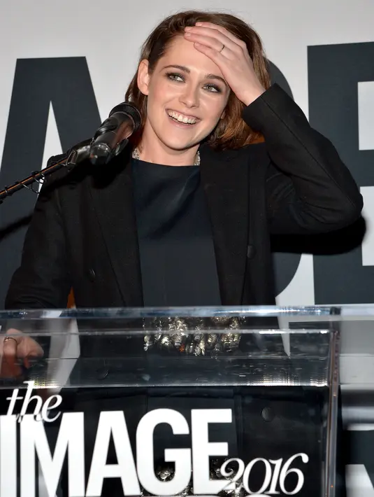 Aktris Kristen Stewart terlihat mesra digandeng Soko pada Minggu (13/3/2016). (Bintang.com/AFP)