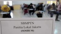 Sejumlah peserta mengikuti SBMPTN 2018 di Kampus Universitas Islam Negeri (UIN) Syarif Hidayatullah, Tangerang Selatan, Selasa (8/5). Sebanyak 74 ribu peserta calon mahasiswa ikut ujian SBMPTN di UIN. (Merdeka.com/Arie Basuki)