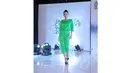 Tampak model cantik yang berjalan di atas catwalk dengan mengenakan busana yang menjadi seragam pramugari maskapai penerbangan Citilink (Liputan6.com/Johan Tallo) 