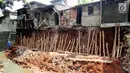 Kondisi sejumlah rumah yang mengalami kerusakan akibat terkena longsor di pinggir kali Bintaro Utara, Pesanggrahan, Jakarta, Kamis (20/9). Hujan lebat mengakibatkan sebanyak lima rumah di pinggir kali tersebut longsor. (Liputan6.com/Angga Yuniar)