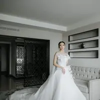 Penampilan keduanya di hari pemberkatan pernikahan di gereja tak kalah menarik untuk dibahas loh, Sahabat FIMELA! Shanju tampil super flawless dibalut strapless gown berwarna putih dengan veil yang menjuntai hingga ke lantai. [Foto: Instagram/thebridestory]