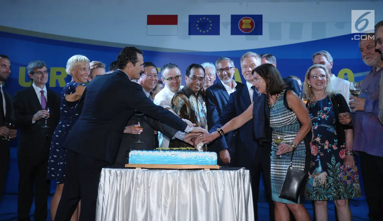 Menteri Perhubungan, Budi Karya Sumadi (tengah) bersama para duta besar memotong kue pada perayaan Europe Day 2018 di Jakarta, Rabu (9/5). Selain Menhub, Menlu Retno Marsudi turut hadir dalam acara tersebut. (Liputan6.com/Helmi Fithriansyah)