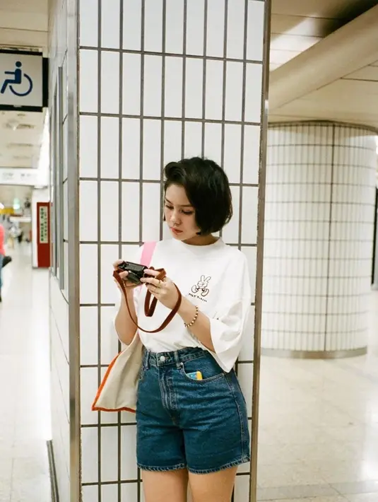 Menggunakan kaus putih dan dipadukan celana jeans menjadi gaya busana Vanesha yang cukup mudah ditiru. Bahkan, untuk menonjolkan detail pada bagian celana dan tetap terlihat stylish, ia pun terlihat memilih memasukkan kaus ke dalam celana jeans yang digunakan. (Liputan6.com/IG/@vaneshaass)
