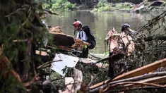 Anggota tim pencari dan penyelamat mencari orang-orang di dekat Camp Mystic, tempat di mana sedikitnya 20 anak perempuan hilang setelah banjir bandang di Hunt, Texas, Amerika Serikat pada 5 Juli 2025. (RONALDO SCHEMIDT/AFP)