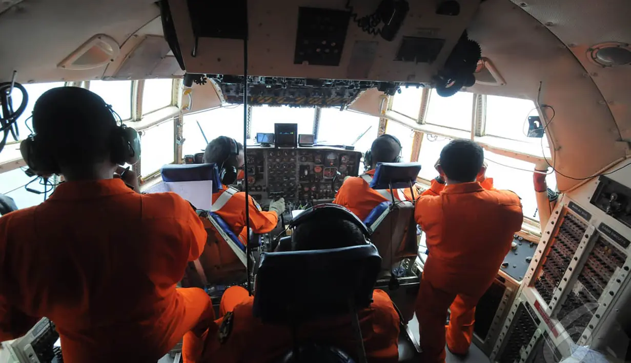 Suasana dalam kokpit pesawat Hercules milik TNI AU. Pencarian pesawat AirAsia QZ8501 dilakukan diatas selat Karimata, Belitung, Indonesia, Senin (29/12/2014). (Liputan6.com/Herman Zakharia)