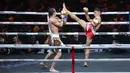 Petarung Indonesia, Ronal Siahaan, saat melawan petarung Malaysia, Putra Abdullah, pada pertandingan Byon Combat Showbiz Vol. 6 di Tennis Indoor Senayan, Jakarta, Sabtu (22/10/2025). (Bola.com/M Iqbal Ichsan)
