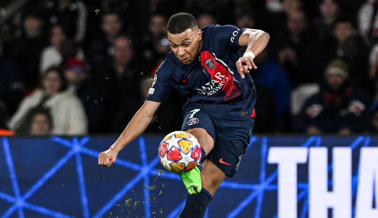 Pemain PSG, Kylian Mbappe berusaha mencetak gol ke gawang Real Sociedad pada laga leg pertama 16 besar Liga Champions 2023/2024 di Parc des Princes, Paris, Prancis, Kamis (15/02/2024) WIB. (AFP/Miguel Medina)
