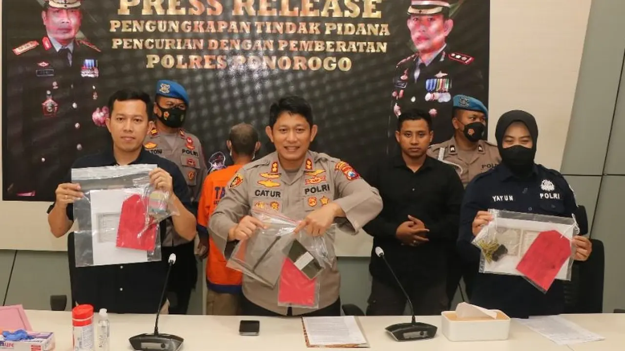 Tersangka pencurian mobil dipamerkan di Polres Ponorogo. (Dian Kurniawan/Liputan6.com)