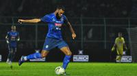 Striker anyar Arema, Sylvano Comvalius, saat beraksi dalam laga uji coba kontra PSIS Semarang di Stadion Kanjuruhan, Malang, Sabtu (4/5/2019). Bola.com/Iwan Setiawan)
