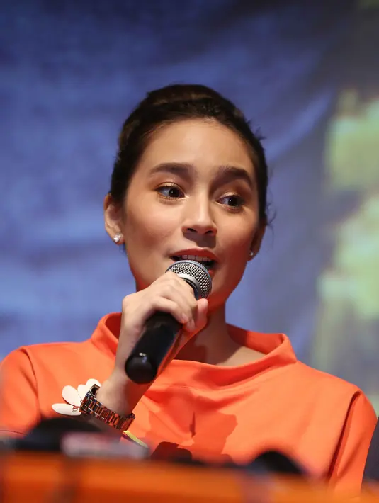 “Dulu tuh aku suka diet dan suka makan yg ga beraturan, karena itu aku merasakan akibatnya, banyak penyakit lah yg timbul terutama di lambung. Sejak itu aku gamau lagi kaya gitu, enjoy my life aja,” ujar artis 18 tahun ini. (Nurwahyunan/Bintang.com)