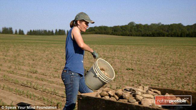 Selama Don mengalami lumpuh, Lorraine yang mengurus pertanian | foto: copyright dailymail.co.uk