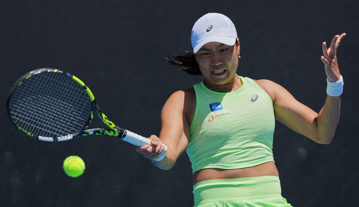 Bertanding di Melbourne Park, Australia, Kamis (22/1/2026) pagi WIB, Janice Tjen kalah dua set langsung 4-6 4-6. Tampak dalam foto, petenis Indonesia, Janice Tjen melakukan pukulan forehand untuk mengembalikan bola ke Karolina Pliskova dari Republik Ceko selama pertandingan babak kedua tunggal putri turnamen tenis Australian Open 2026, di Melbourne, Kamis (22/1/2026). (AP Photo/Dar Yasin)