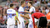 Para pemain Sampdoria merayakan gol yang dicetak oleh Dennis Praet ke gawang  Manchester United pada laga persahabatan di Stadion Aviva, Dublin, Rabu (2/8/2017). Manchester United Menang 2-1 atas Sampdoria. (AFP/Paul Faith)