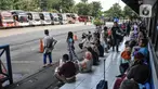 Calon penumpang saat menunggu keberangkatan bus antarkota antarprovinsi (AKAP) di Terminal Kampung Rambutan, Jakarta Timur, Selasa (20/12/2022). Petugas Dinas Perhubungan Terminal Kampung Rambutan mengatakan jumlah penumpang tujuan kota di Sumatera, Jawa, dan Bali mengalami peningkatan hampir 10 persen dibandingkan hari biasa jelang liburan Natal 2022 dan Tahun Baru 2023. (merdeka.com/Iqbal S. Nugroho)