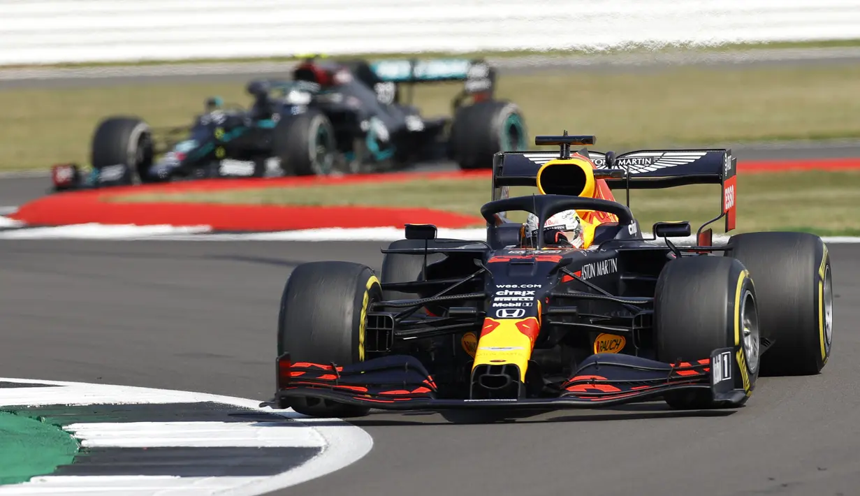 Pembalap Red Bull Max Verstappen mengemudikan mobilnya pada 70th Anniversary Formula 1 Grand Prix di Sirkuit Silverstone, Silverstone, Inggris, Minggu (9/8/2020). Max Verstappen sukses menjadi yang tercepat dalam F1 GP Silverstone 2020. (Andrew Boyers, Pool via AP)