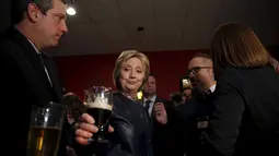 Kandidat calon presiden Amerika Serikat dari Demokrat, Hillary Clinton meminum bir bersama rekan - rekannya di bar lokal, Youngstown , Ohio , (12/3). Acara ini dilakukan setelah berhentinya masa kampanye Hillary Clinton. (REUTERS / Carlos Barria)