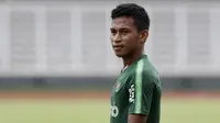 Pemain Timnas Indonesia U-22, Osvaldo Haay, memperhatikan rekan-rekannya saat latihan di Stadion Madya Senayan, Jakarta, Selasa (29/1). Latihan ini merupakan persiapan jelang Piala AFF U-22. (Bola.com/Yoppy Renato)