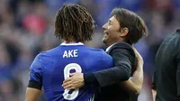 Tawa Bahagia pelatih Chelsea, Antonio Conte (kanan) saat memeluk anak asuhnya Nathan Ake usai melawan Tottenham pada laga semifinal Piala FA di Wembley stadium, London, Sabtu (22/4/2017). Chelsea menang 4-2. (AP/Kirsty Wigglesworth)