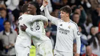 Gelandang Real Madrid asal Uruguay Federico Valverde (kiri) merayakan gol bersama gelandang Real Madrid asal Prancis Eduardo Camavinga (tengah) dan gelandang Real Madrid asal Turki Arda Guler setelah mencetak gol pertama mereka selama pertandingan sepak bola liga Spanyol antara Real Madrid CF dan Athletic Club Bilbao di Stadion Santiago Bernabeu di Madrid, pada 20 April 2025.OSCAR DEL POZO / AFP
