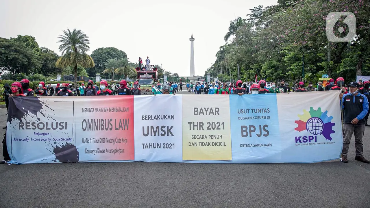 FOTO: Geruduk MK, Buruh Tuntut THR hingga Pengusutan Dugaan Korupsi BPJS Ketenagakerjaan
