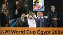 Pemain Timnas Ghana, Dominic Adiyiah mencium trofi setelah memenangkan Piala Dunia U-20 2009 pada laga final melawan Timnas Brasil yang berlangsung di Kairo, Mesir. 16 Oktober 2009. Adiyiah juga sukses menyabet dua gelar individu sekaligus pada ajang tersebut, yaitu Golden Ball dan Golden Boot. Ia total membuat 8 gol melalui penampilan apiknya sepanjang turnamen. (AFP/Cris Bouroncle)