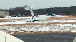 Sebuah pesawat kecil menabrak tanah di Bandara Kota Mansfield, Massachusetts, AS, Sabtu (23/2). Belum diketahui penyebab dari kecelakaan tersebut. (Jared Higginbotham/WBZ-TV, Boston via AP)