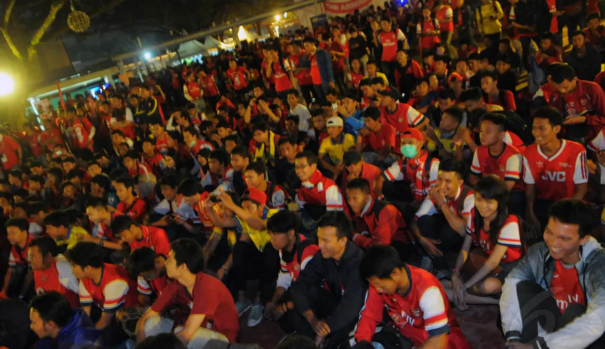 Meski pertandingan baru dimulai pada pukul 23.00 WIB para fans yang berjumlah kurang lebih 3200 orang telah menghadiri Flavor Bliss, Tangerang dari pukul 18.00 WIB, Sabtu (17/5/14). (Liputan6.com/Faisal R Syam)