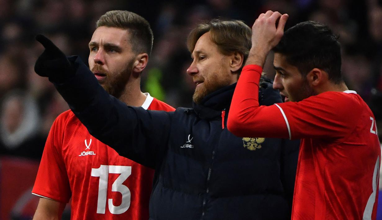 Telah sejak lama, bahkan saat masih mengusung nama Uni Soviet, Timnas Rusia telah identik dengan beberapa jenama luar negeri untuk mengakomodasi jersey mereka, mulai Reebok, Nike hingga Adidas. Nama terakhir nyatanya telah memutus kontrak sejak invasi Rusia ke Ukraina. Sejak Maret 2024, Jersey Timnas Rusia disokong oleh apparel lokal, yaitu Jogel. (AFP/Olga Maltseva)