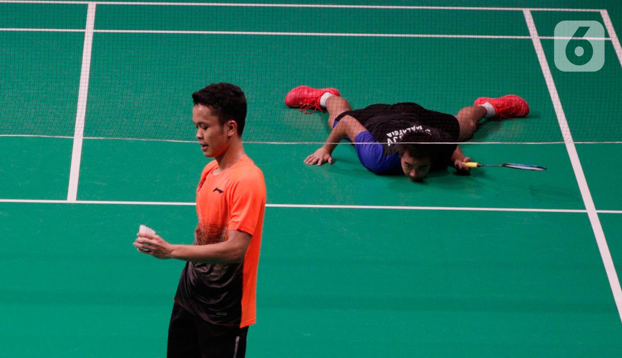 Tunggal putra Indonesia, Anthony Ginting, memegang kok saat melawan Soong Joo Ven pada final beregu SEA Games 2019 di Multinlupa Sport Center, Filipina, Rabu (4/12/2019). Ginting menang 13-21, 21-15, dan 21-18. (Bola.com/M Iqbal Ichsan)