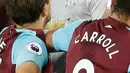 Pemain West Ham United Mark Noble (kiri) terilbat bentrok dengan pemain Manchester United Paul Pogba usai terjadi pelanggaran saat pertandingan Liga Inggris di London Stadium di London (10/5). (AP Photo / Alastair Grant)