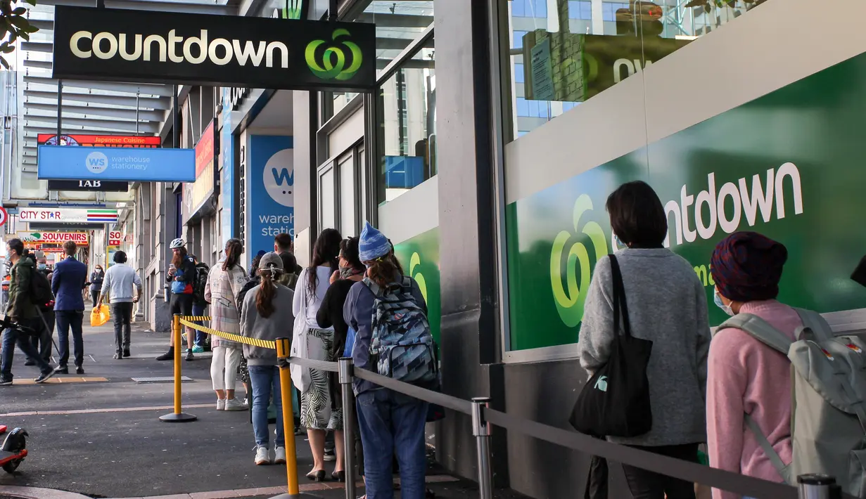 Orang-orang mengantre di depan sebuah pasar swalayan, Kota Auckland, Selandia Baru, Rabu (12/8/2020). Kota terbesar di Selandia Baru, Auckland, pada 12 Agustus 2020 kembali memberlakukan Siaga COVID-19 Level 3 selama tiga hari setelah empat kasus terkonfirmasi pada 11 Agustus 2020. (Xinhua/Wilson)