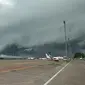 Masyarakat Sulsel dihebohkan dengan kemunculan awan mirip gelombang tsunami di langit Bandara Sultan Hasanuddin (Liputan6.com/ Eka Hakim)